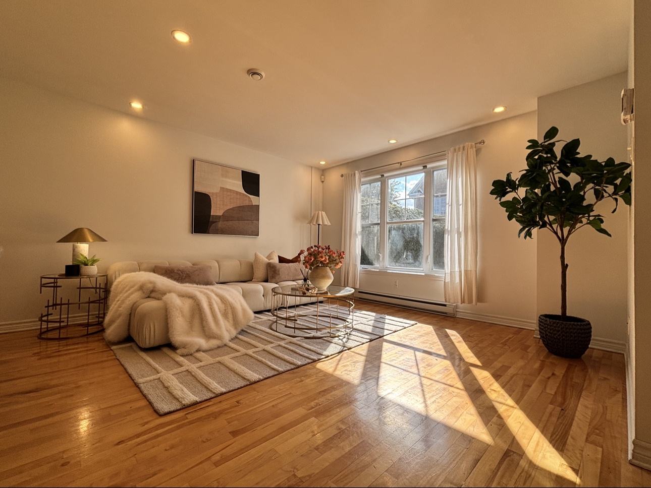 Salon chaleureux après le home staging